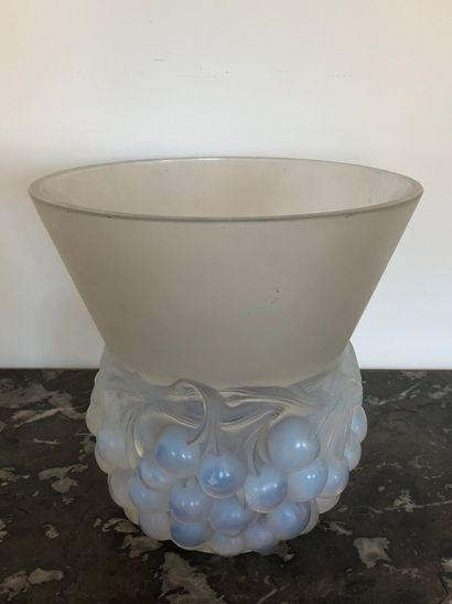 null R. LALIQUE France 

Vase in molded-pressed glass, patinated and opalescent,...