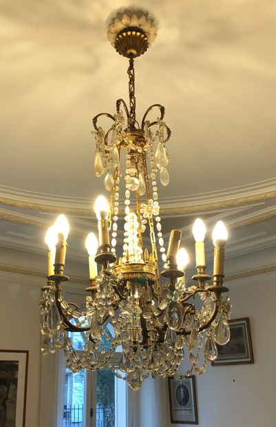 null Chandelier in chased and gilded bronze with nine arms of light, drops, pendants...