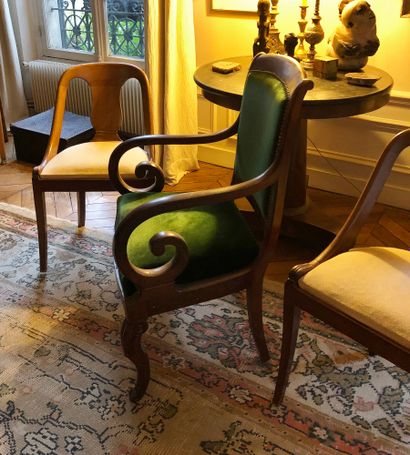 null 
A mahogany and mahogany veneer armchair, armrests in crook. Green velvet upholstery....