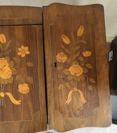 null Lot including : 

- Dressing table in fruit wood and marquetry tray of bouquets...