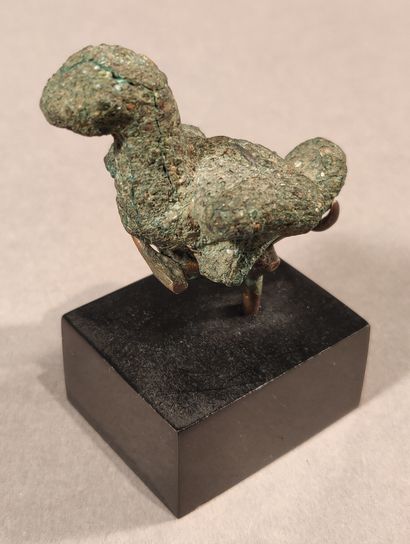 null Lot including : 

- Bronze horse and bird pin, terminated by a horse protome....