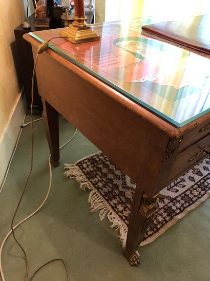 null Flat desk in wood veneer opening by four drawers in belt. 

Empire style

Small...