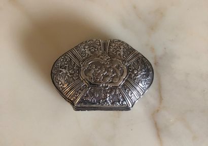 Silver pillbox decorated with saynettes in...