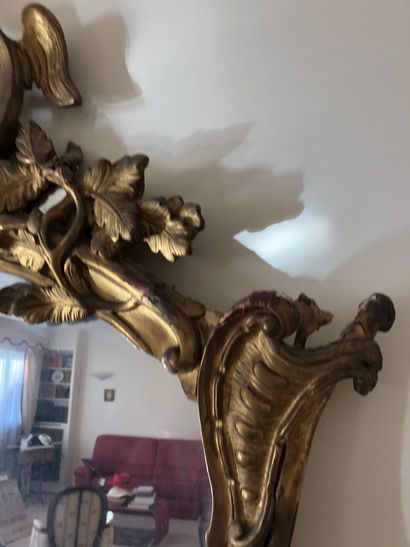 null Large wood and gilded stucco mirror with openwork pediment, decorated with rocaille...
