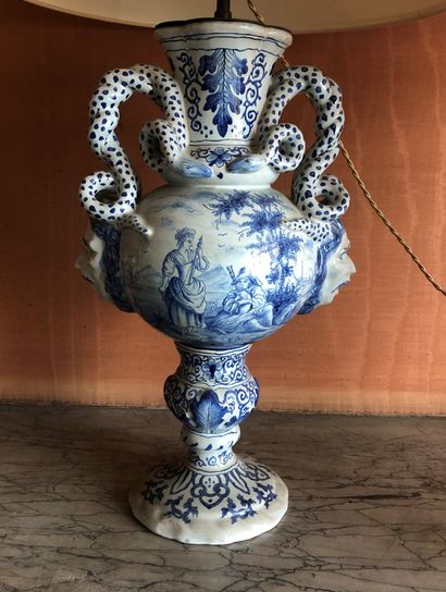 null Paire de vases balustre en faïence à anse serpent à décor bleu sur fond blanc...