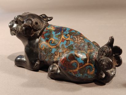 null Lot of two animal subjects in bronze and cloisonné enamel: a bear and a Buddhist...