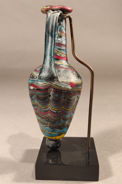 null Flacon et amphorisque en pâte de verre dont un en forme de phallus. 

Dans le...