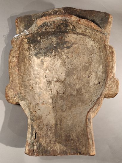 null Grand masque en bois polychrome

Népal, XXe siècle 

68 x 40 cm

Provenance...
