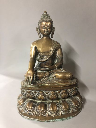 null Bouddha en bronze et laiton doré, assis sur une fleur de lotus. 

H. : 67 c...
