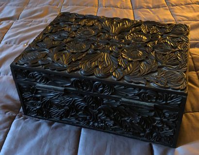 null Carved blackened wood box with flowery scrolls. 

Crack

15 x 35 x 25,5 cm