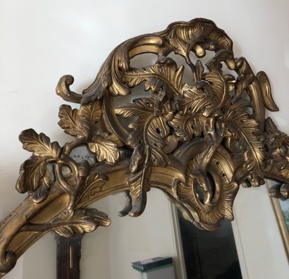 null Large wood and gilded stucco mirror with openwork pediment, decorated with rocaille...