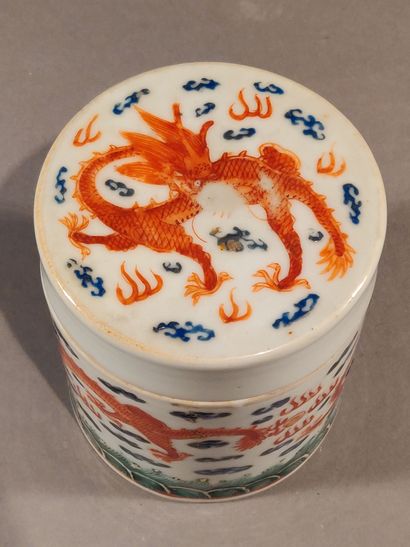 null Porcelain box of circular shape with polychrome enamelled decoration of dragons...