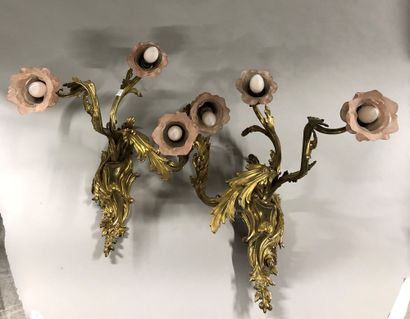 null Pair of ormolu sconces with three lights in the Louis XV style

Accidents to...