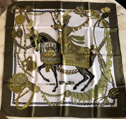 null HERMES, lot of silk squares including : 

- "Peonies". In its box. Stains. 90...