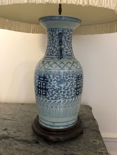 null Bridal vase in blue and white porcelain, grip with confronted dogs of Fô, mounted...
