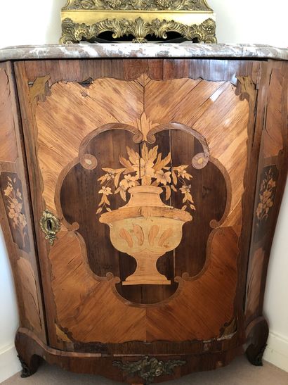 null Veneer and marquetry encoignure opening by a door, small cambered feet, decorated...