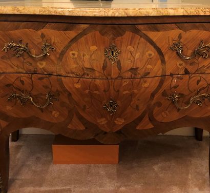 null Chest of drawers in wood veneer and floral marquetry in scalloped frames, opening...