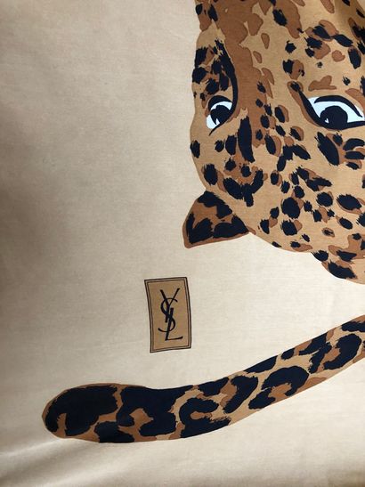 null Yves SAINT-LAURENT

Châle en soie à décor de léopards 

130 x 230 cm