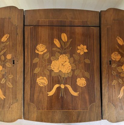null Lot including : 

- Dressing table in fruit wood and marquetry tray of bouquets...