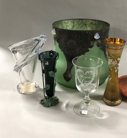  Lot including: 
- A large green tinted glass vase with metal frame with floral decoration,...