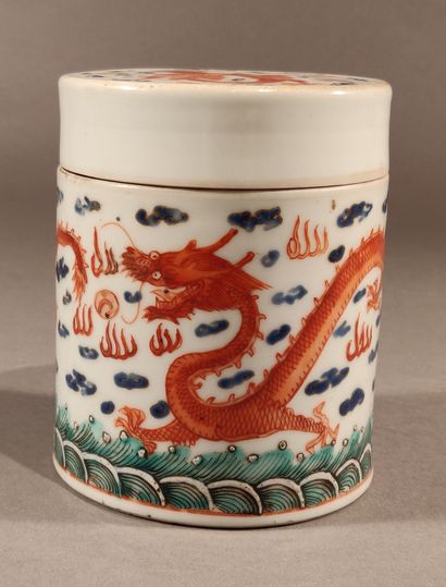 null Porcelain box of circular shape with polychrome enamelled decoration of dragons...