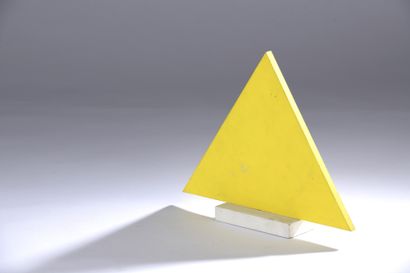 Jean LEGROS (1917-1981) Yellow triangle, 1976 
Sculpture in painted wood. 
Signed...