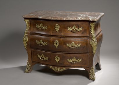 null COMMODE in violet wood veneer, opening with three drawers, front and sides curved....