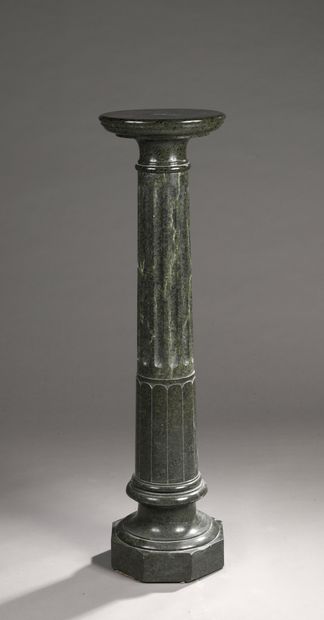 null COLONNE en marbre vert, partiellement cannelée. 

Fin du XIXe siècle. 

H. 110...