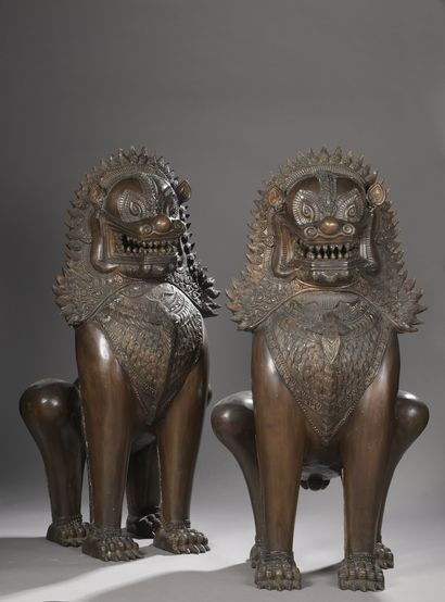 PAIRE DE LIONS SINGHA assis en bronze. 

Thaïlande,...