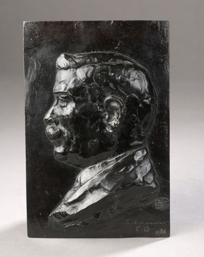 null École FRANÇAISE du XIXe siècle

Profil gauche d’homme

Bas-relief en bronze...