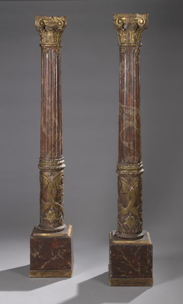 null PAIR OF COLUMNS in molded wood with simulated marble decoration. They are two...