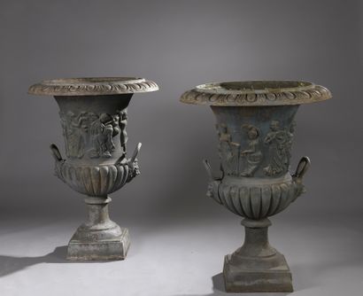 null PAIRE DE GRANDS VASES MEDICIS à deux poignées en fonte à décor en frise, en...