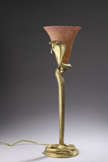 null Edgar BRANDT (1880-1960)

LAMPE COBRA. 

Épreuve en bronze ciselé et doré, cache-ampoule...