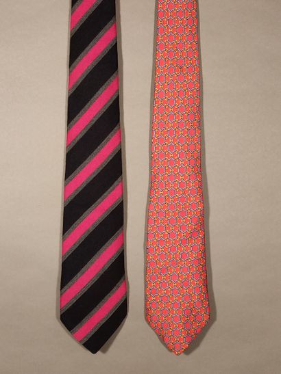null HERMES

Dix cravates et deux foulards homme.

YVES SAINT LAURENT

Cinq cravates.

Taches,...