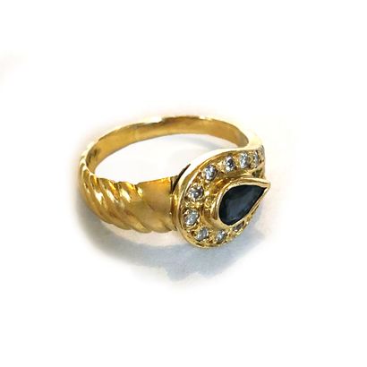 null Bague en or jaune 18K 750‰, ornée d’une pierre bleue de forme poire dans un...