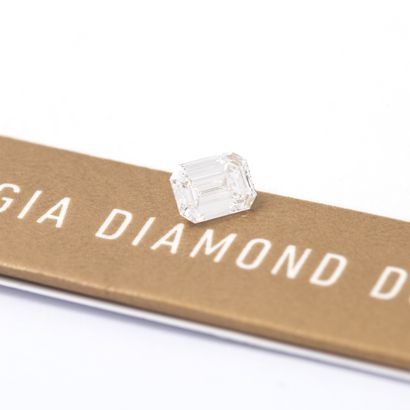 Diamant taille émeraude pesant 0.50 carat,...