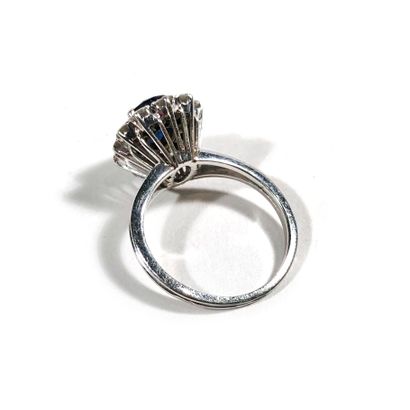 null Bague en or gris 18K 750‰ et en platine 850‰, sertie d’un saphir ovale (traité)...