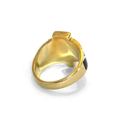 null Bague en or jaune 14K 585‰, parée d’un décor émaillé et polychrome sur des réserves...