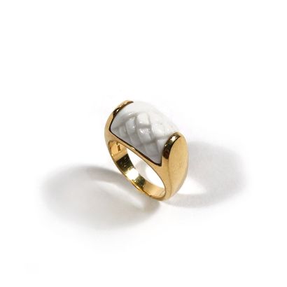 null BULGARI

Bague en or jaune 18K 750‰, modèle "Tronchetto", sertie de céramique...