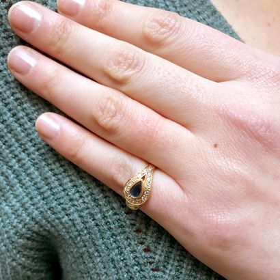 null Bague en or jaune 18K 750‰, ornée d’une pierre bleue de forme poire dans un...