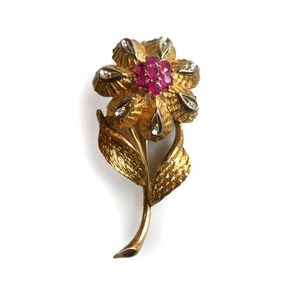 null Broche en or deux tons 18K 750‰, représentant une fleur, le centre serti de...