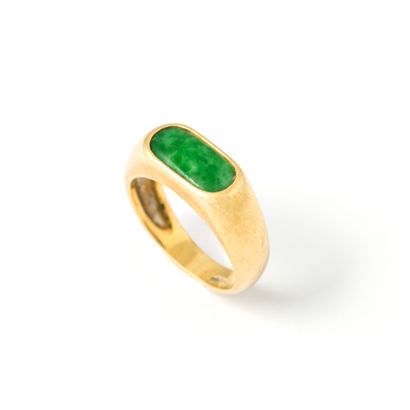 null 18K yellow gold ring centered with a green hard stone.

Finger size: 42.

Gross...
