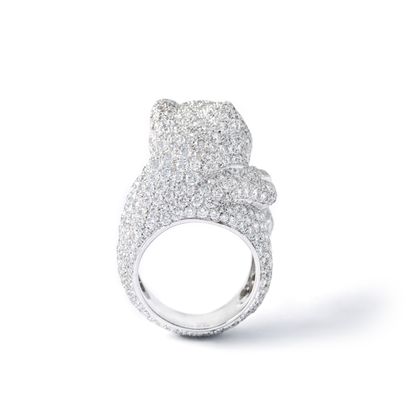 null 
Cartier


Ring in 18K white gold paved with round diamonds of about 8.00 carats...