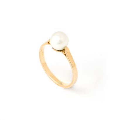 null Yellow gold ring 18K centered with a pearl.

French hallmark and master hallmark.

Diameter...