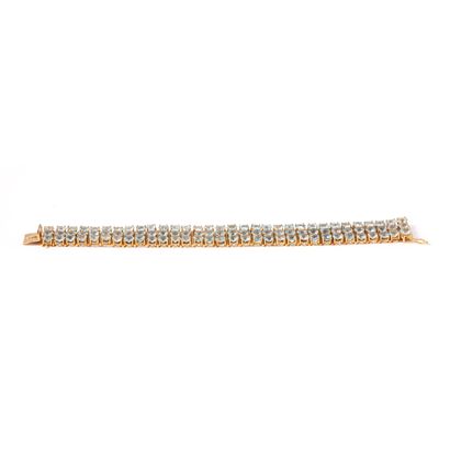 null 18K yellow gold bracelet set with round aquamarines.

Slightly chipped.

Length:...