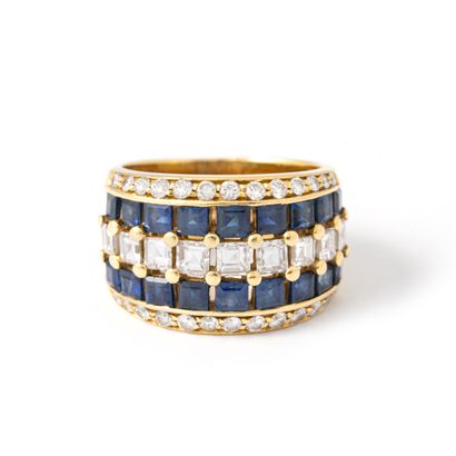 null 18K yellow gold ring set with diamonds and sapphires.

Finger size: 52.

Gross...