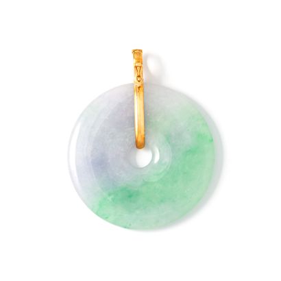 null Pendant in 18K yellow gold holding a disc of jade.

Length: 6.70 cm.

Gross...