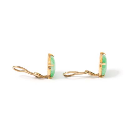 null Paire de boucles d'oreilles en or jaune 14K retenant respectivement un jade.

Diamètre:...