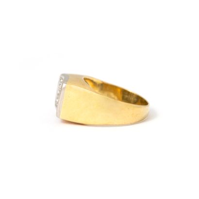 null Bague en or jaune et blanc 18K sertie de diamants.

Dimensions du pavage: 8.37...