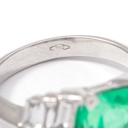 null Ring in 18K white gold centered with an emerald.

Weighing 4.63 carats natural...